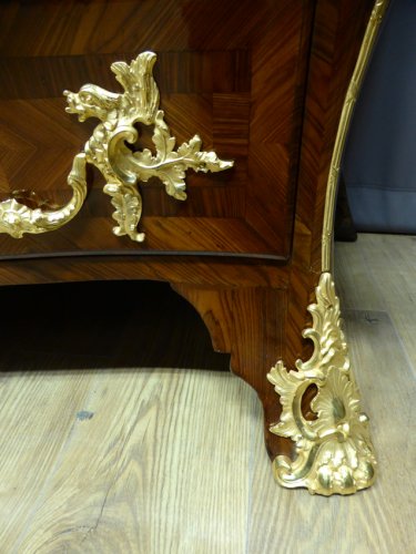 XVIIIe siècle - Commode tombeau Louis XV en marqueterie