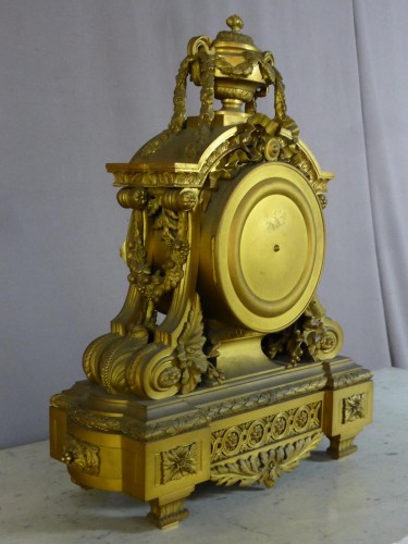 Antiquités - Pendule en bronze doré de Lemerle-charpentier à Paris
