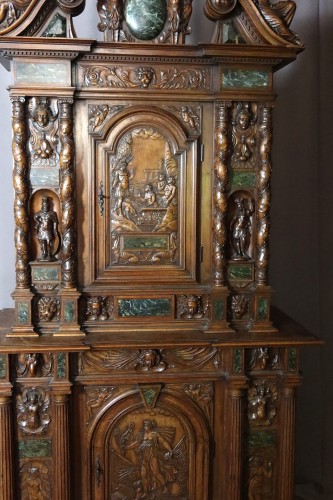 Mobilier Buffet - Buffet deux corps en noyer sculpté signé Bellanger à Paris