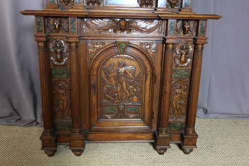 XIXe siècle - Buffet deux corps en noyer sculpté signé Bellanger à Paris