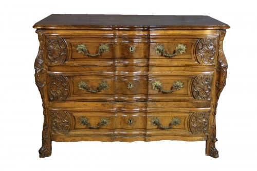 Commode du XVIIIe siècle en noyer sculpté