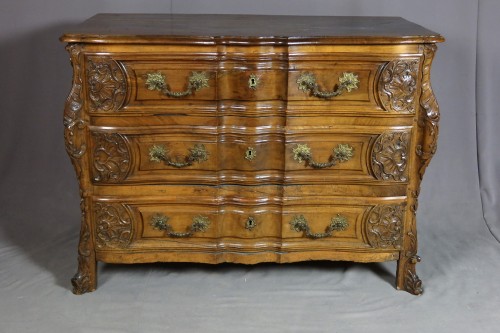 Commode du XVIIIe siècle en noyer sculpté - Mobilier Style Louis XV