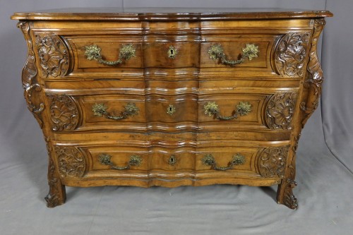 Furniture  - 18th century carved walnut chest of drawers