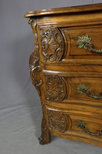 18th century carved walnut chest of drawers - 