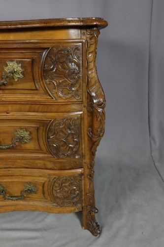 18th century - 18th century carved walnut chest of drawers