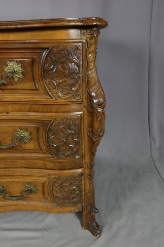 XVIIIe siècle - Commode du XVIIIe siècle en noyer sculpté