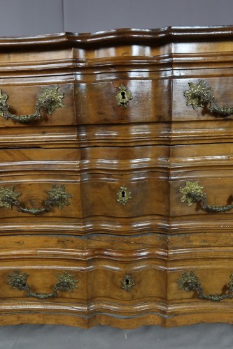 Louis XV - Commode du XVIIIe siècle en noyer sculpté