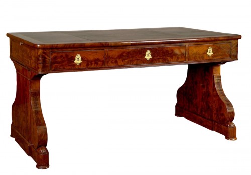 Desk in flame mahogany Restauration period