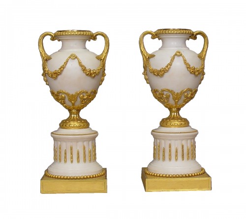 Paire de vases en marbre blanc et bronze doré fin de l'époque Louis XVI