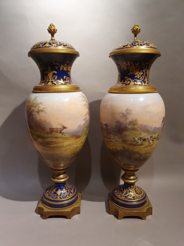 Paire de vases couverts représentant une chasse à courre signés H.Desprez - Céramiques, Porcelaines Style 