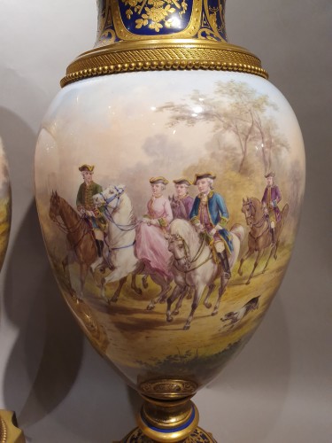 Céramiques, Porcelaines  - Paire de vases couverts représentant une chasse à courre signés H.Desprez