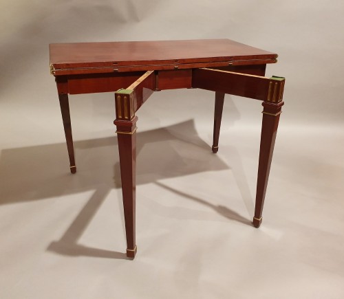 Table à jeux attribuée à Roentgen - Mobilier Style Louis XVI