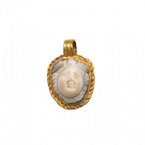 Gold and agate cameo pendant, Roman period, 2nd-3rd century A.D.