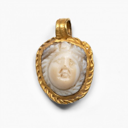 Gold and agate cameo pendant, Roman period, 2nd-3rd century A.D. - Ancient Art Style 