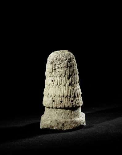 Archéologie  - Fragment inférieure d'un d'adorateur, Sumer, 2600-2350 avant J.-C.