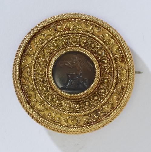 Brooch with a roman sard ringstone, Victorian, c. 1880 - Antique Jewellery Style 