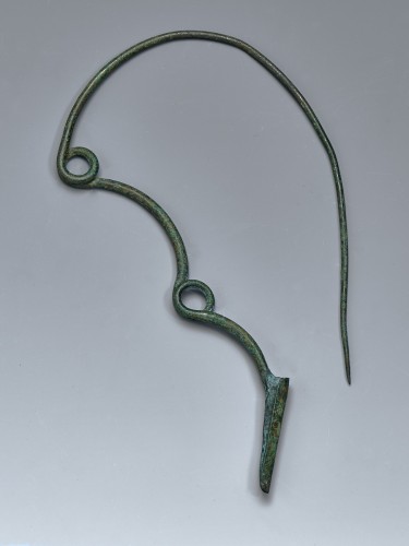 Grande fibule en bronze italique de type serpent, 6e siècle avant J.-C. - Archéologie Style 