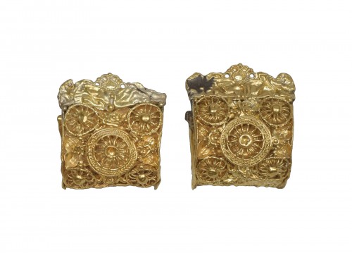 Pair of gold 'a baule' earrings, Etruscan period, 6th century B.C.