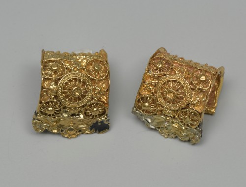 Archéologie  - Paire de boucles d'oreilles en or "a baule", période étrusque, 6e siècle avant J.-C.