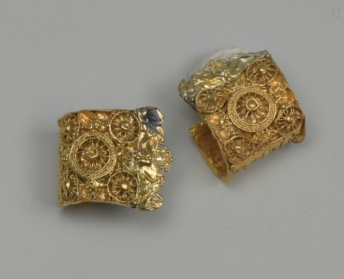 Paire de boucles d'oreilles en or "a baule", période étrusque, 6e siècle avant J.-C. - Plektron Fine Arts