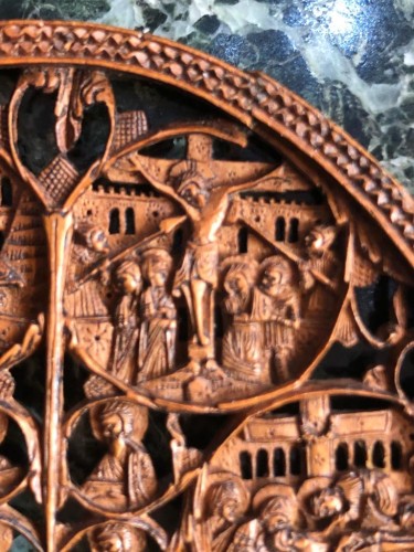 Médaillon en bois sculpté avec des sujets du Nouveau Testament - Sculpture Style Louis XIII