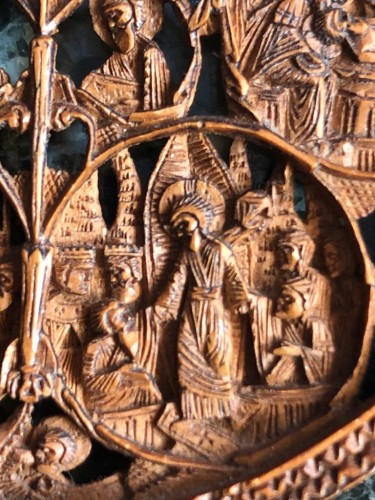 Médaillon en bois sculpté avec des sujets du Nouveau Testament - Poisson et Associés