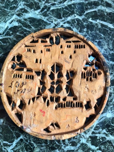 Antiquités -  Carved wooden medallion with New Testament scenes