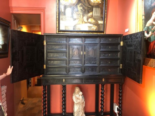Antiquités - 17th century Ebony cabinet with mythological decoration 