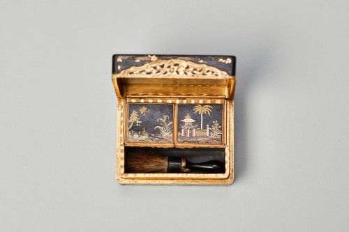 A gold-mounted lacquer boîte-à-mouches  - 
