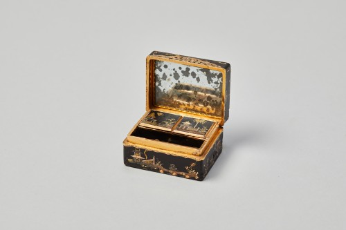 XVIIIe siècle - Boîte à mouches en laque montée or