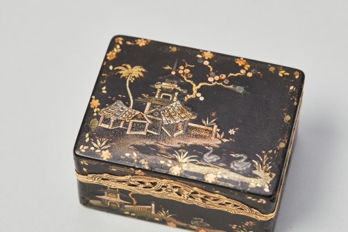 Boîte à mouches en laque montée or - Louis XV