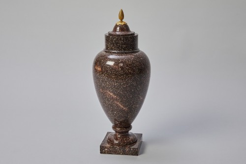 A Swedish porphyry vase - Decorative Objects Style Empire