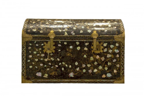 Namban chest in black lacquered wood and inlaid with mother of pearl