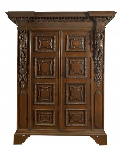 Armoire Italienne du 17e siècle en bois de noyer 