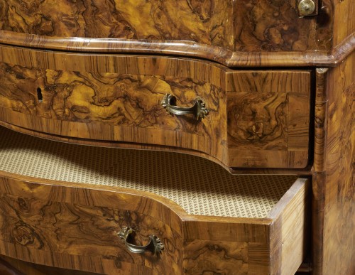 18th century - Walnut Louis XV Emilian Bureau