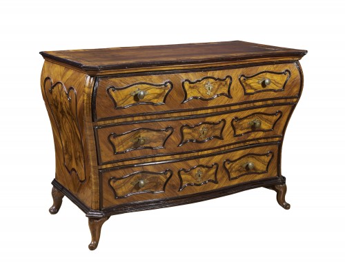 Commode lombarde Louis XV dite en gobelet - Mobilier Style Louis XV
