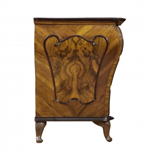 Mobilier Commode - Commode lombarde Louis XV dite en gobelet