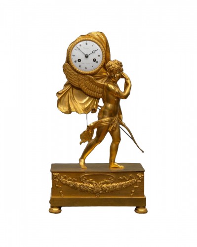 Une horloge de cheminée Empire en bronze doré