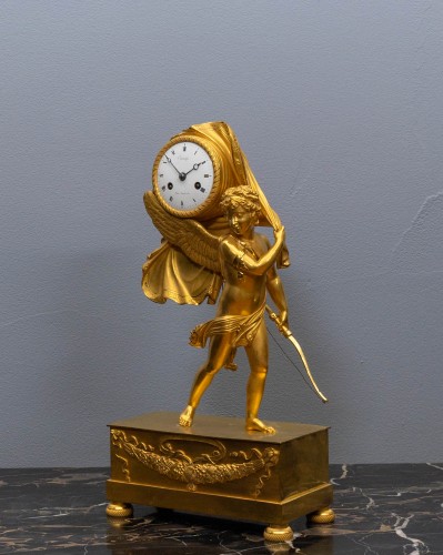 Une horloge de cheminée Empire en bronze doré - Horlogerie Style Empire