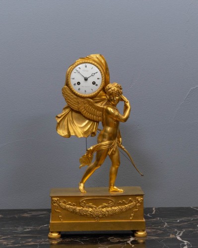 Horlogerie Pendule - Une horloge de cheminée Empire en bronze doré