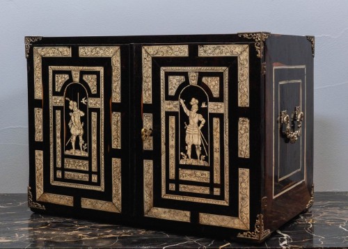 XVIIe siècle - Cabinet en ébène de la Renaissance lombarde, montée en argent et incrustée d'ivoire