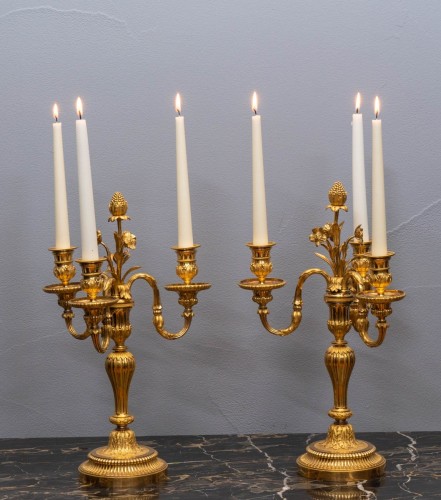 Paire de candélabres à trois lumières en bronze doré - Luminaires Style 