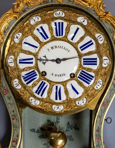 Un grand cartel Louis XV en bronze doré monté sur corne bleue peinte en polychromie - Horlogerie Style Louis XV