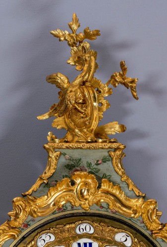 Horlogerie Cartel - Un grand cartel Louis XV en bronze doré monté sur corne bleue peinte en polychromie