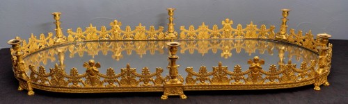 Argenterie et Orfèvrerie  - Surtout de table à six lumières en bronze doré et verre miroir de style Empire