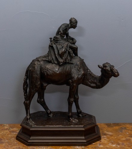 Sculpture Sculpture en Bronze - Jeune Arabe chevauchant un chameau, bronze patiné vers 1910