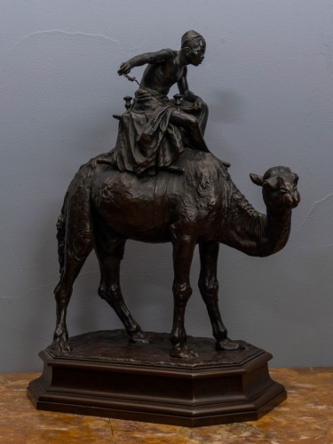 Jeune Arabe chevauchant un chameau, bronze patiné vers 1910 - Richard Redding Antiques