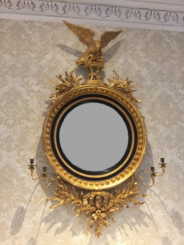 Miroir de style Regency équipé d'une paire de candélabres à deux lumières - Miroirs, Trumeaux Style 
