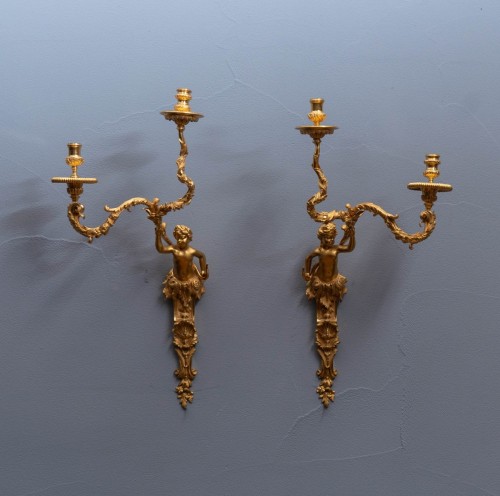 Paire d'appliques figuratives à deux branches en bronze doré - Luminaires Style Louis XV