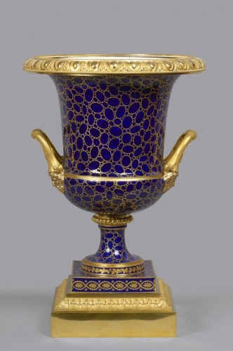 A Louis XVI Sèvres Medici Vase à Tête de Jupiter - Porcelain & Faience Style Louis XVI